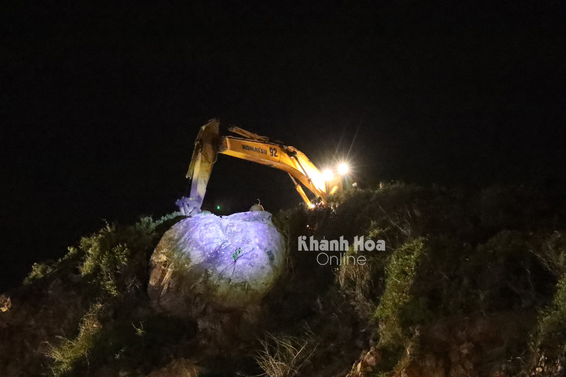 TP. Nha Trang: Chưa thể xử lý xong khối đá trên núi Cù Hin trong tối 8-11