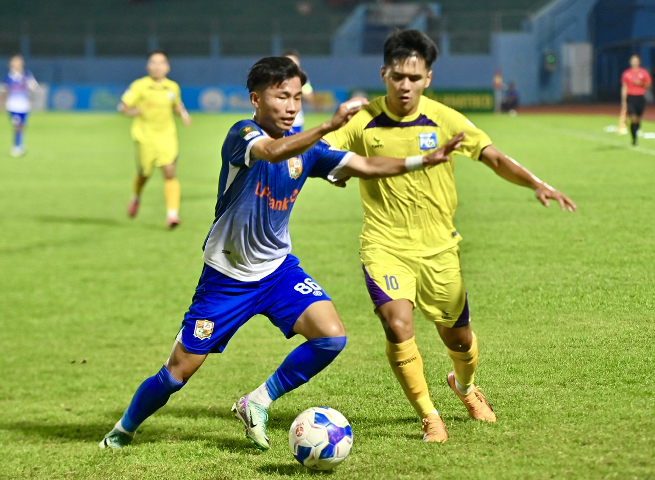 Khatoco Khanh Hoa (right) playing Dong Nai in round 3

