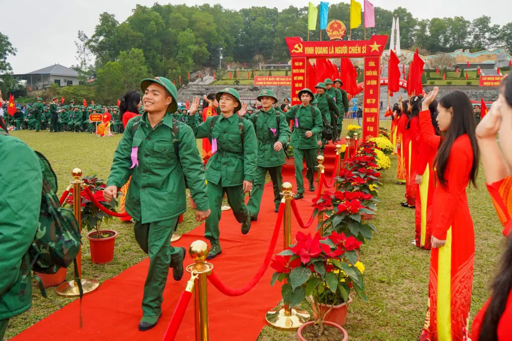 Các tân binh háo hức lên đường làm nhiệm vụ xây dựng và bảo vệ Tổ quốc.

