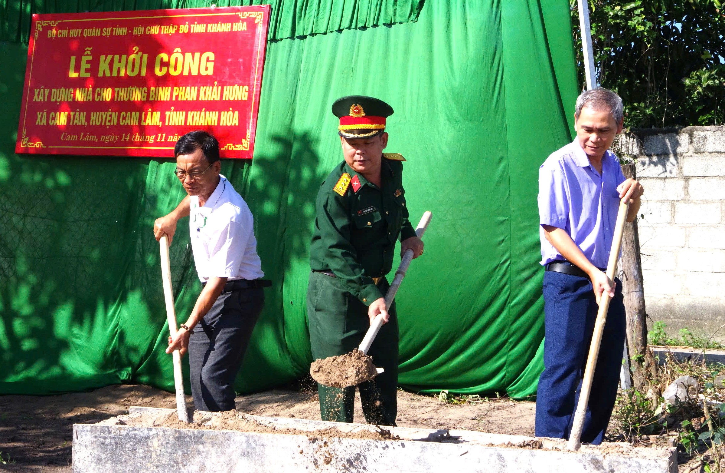 Khởi công xây tặng nhà cho một thương binh ở huyện Cam Lâm