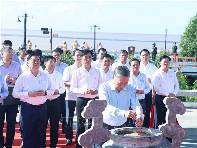 Tổng Bí thư Tô Lâm dâng hương tại Đền thờ Quốc tổ Lạc Long Quân tại Cà Mau