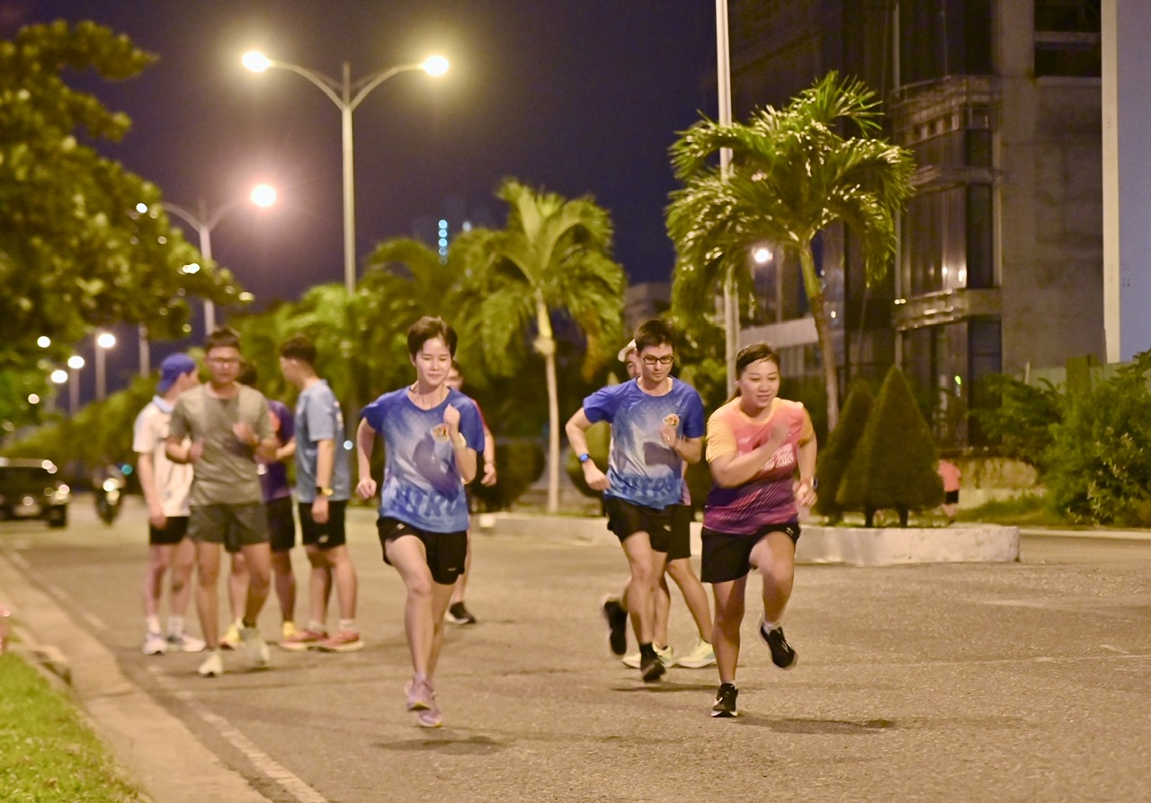 Runners practicing for Nha Trang Night Run Sanvinest-Khanh Hoa Newspaper 2024 

