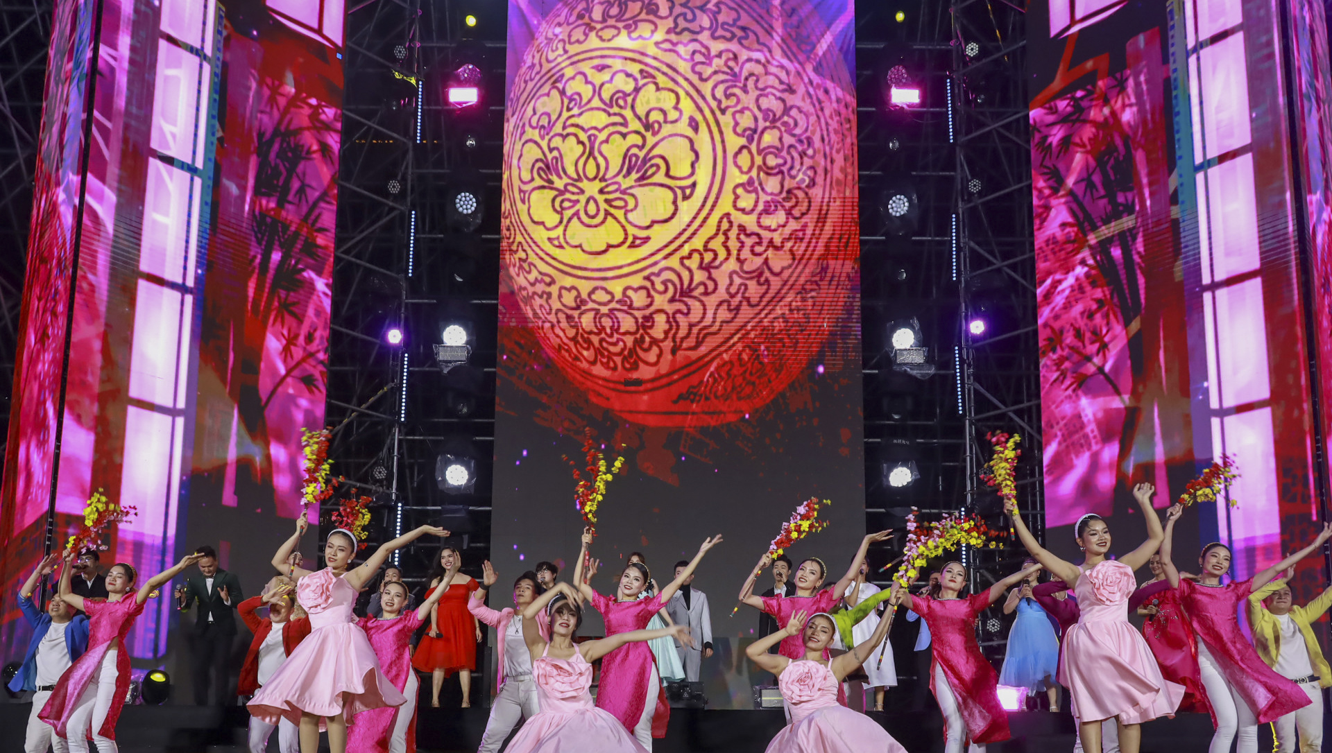 A music performance of Hai Dang Song and Dance Troupe

