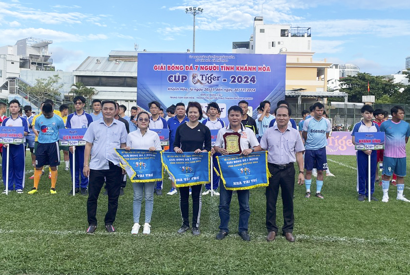 The organizing committee presenting certificate of merit to the sponsors

