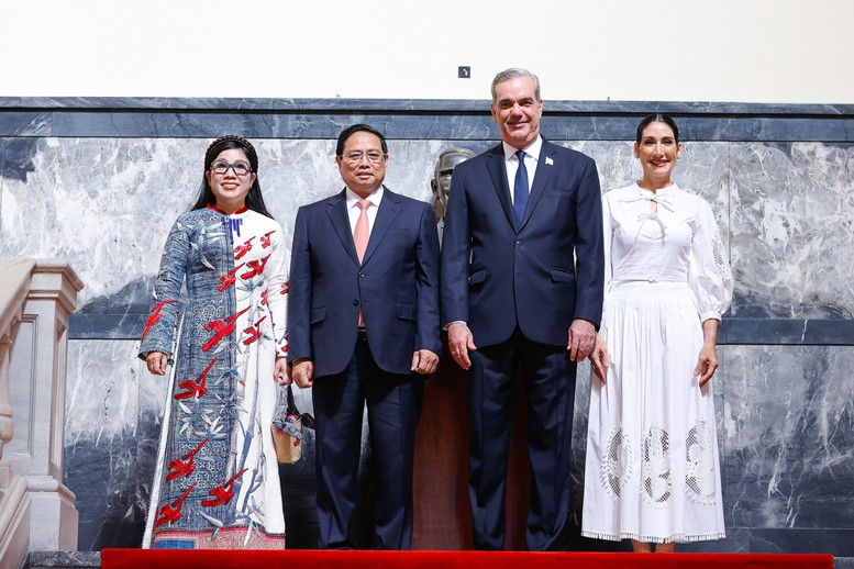 Thủ tướng Phạm Minh Chính và Phu nhân, Tổng thống Luis Rodolfo Abinader Corona và Phu nhân vui mừng gặp nhau lần đầu tiên tại Cộng hoà Dominica - Ảnh: VGP/Nhật Bắc