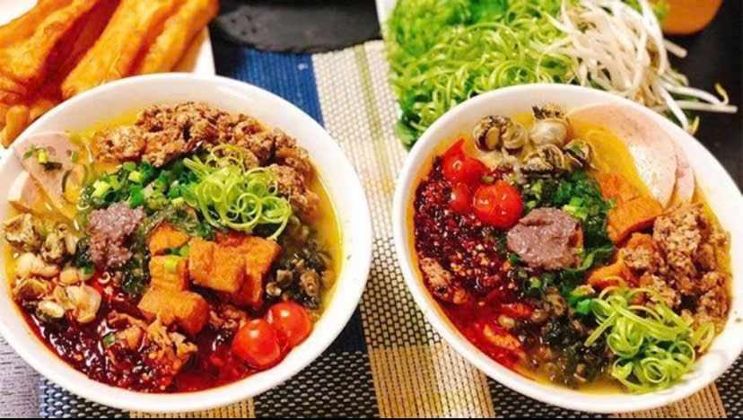 Tomato and Crab Noodle Soup (Bún riêu) (Photo: TITC)

