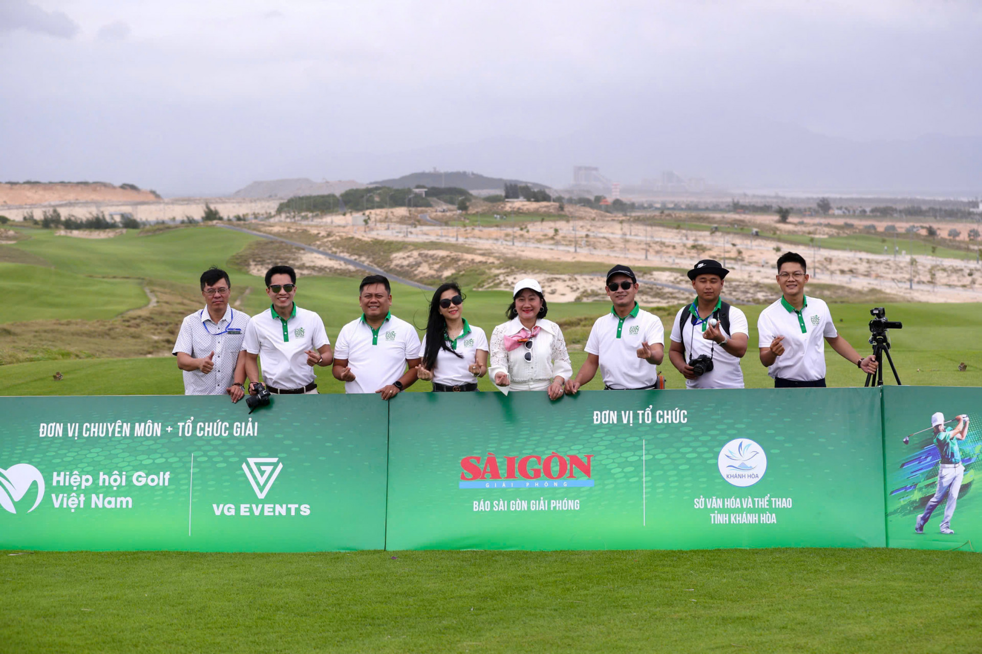 Organizers and golfers posing for souvenir photos at the opening ceremony 

