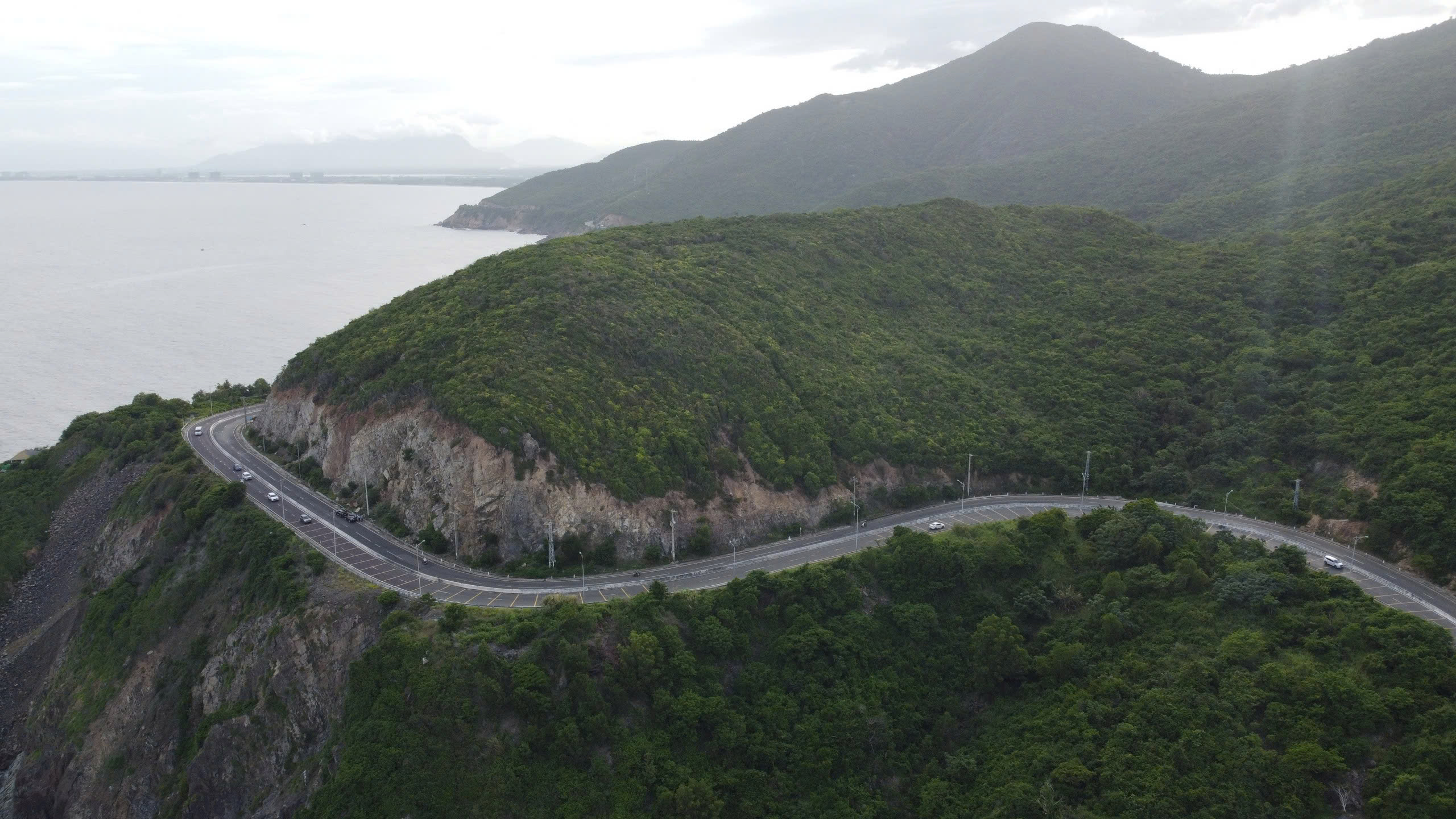 Cấm đi đường đèo Cù Hin, phân luồng giao thông để xử lý khối đá trên núi