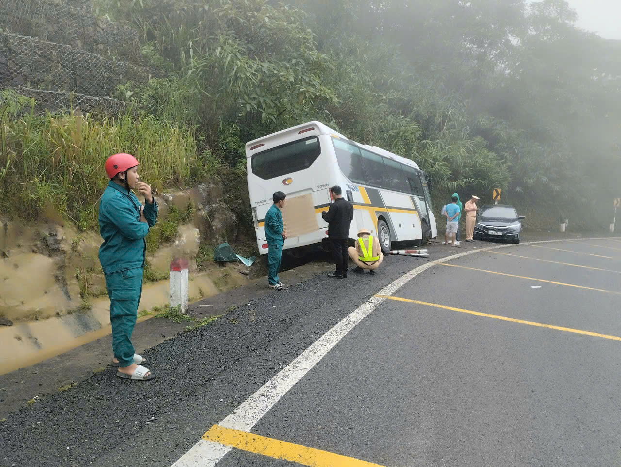 Xe khách mất thắng tông vào vách đá khi đổ đèo Khánh Lê