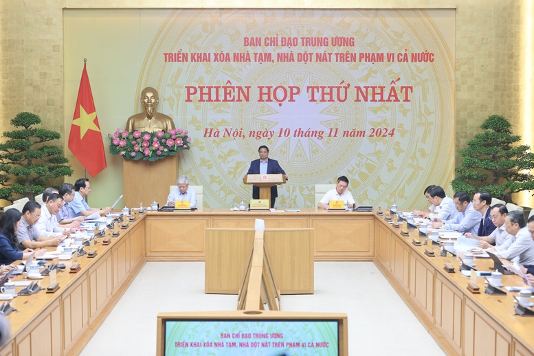 Thủ tướng Phạm Minh Chính nhấn mạnh việc xóa nhà tạm, nhà dột nát trên phạm vi cả nước có ý nghĩa nhân văn sâu sắc, thể hiện tình đồng chí, nghĩa đồng bào cao cả - Ảnh: VGP/Nhật Bắc