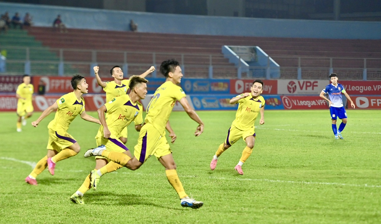 Khatoco Khanh Hoa celebrating their first win