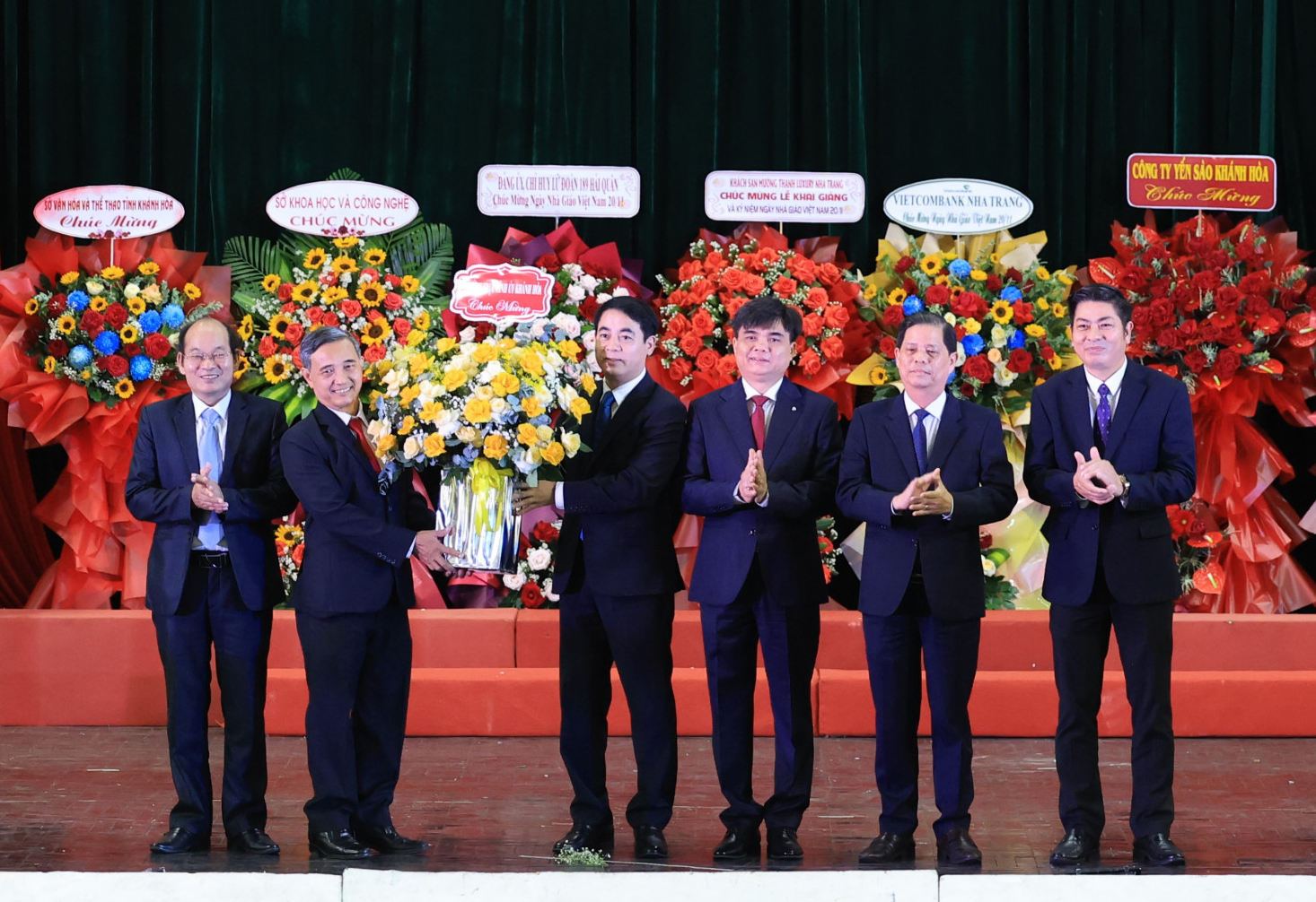 Trường Đại học Khánh Hòa khai giảng khóa học 2024-2028 và kỷ niệm Ngày Nhà giáo Việt Nam