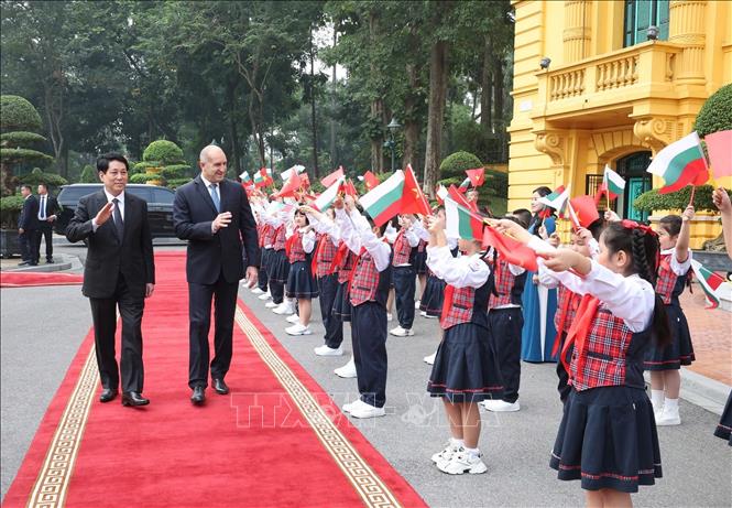 Thiếu nhi Hà Nội chào mừng Tổng thống Bulgaria Rumen Radev và Phu nhân thăm chính thức Việt Nam. Ảnh: Lâm Khánh/TTXVN