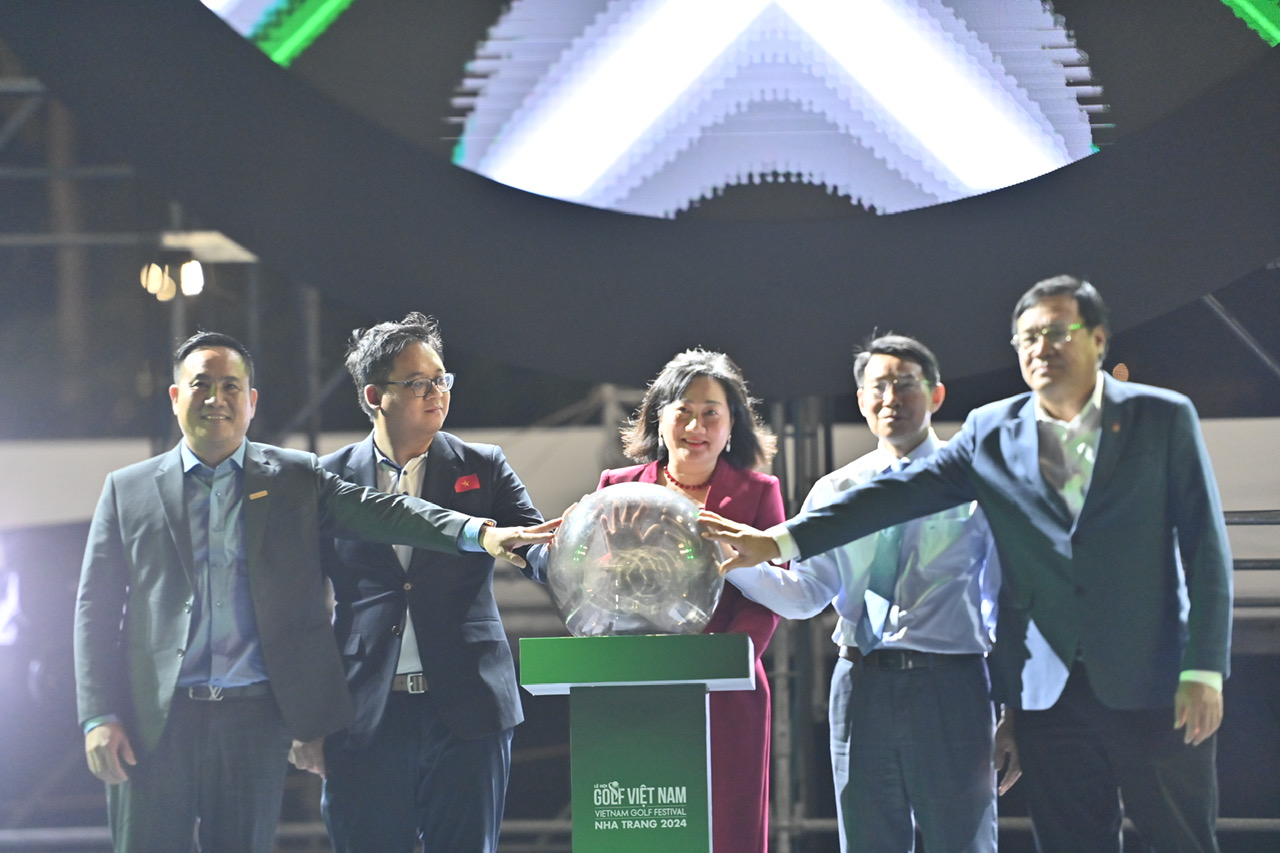 The organizing committee and leaders of units and localities press symbolic button to open Vietnam Golf Festival - Nha Trang 2024  

