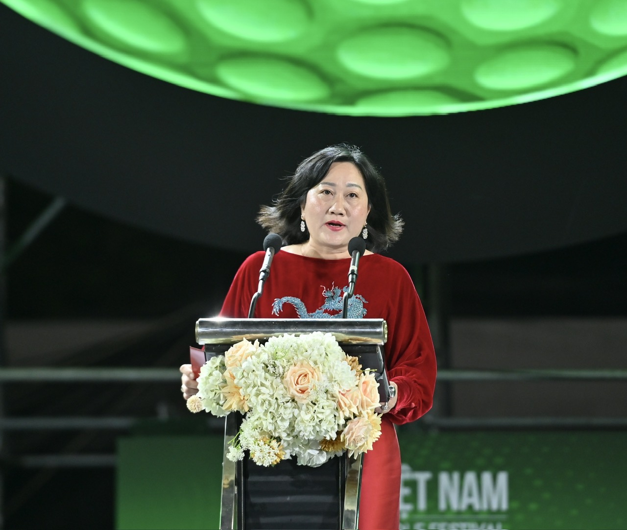 Bui Thi Hong Suong - Deputy Editor-in-Chief of Saigon Giai Phong Newspaper speaking at the ceremony

