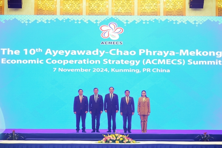 Kết thúc hội nghị, các nhà lãnh đạo đã thông qua Tuyên bố Vientiane và chứng kiến chuyển giao vai trò Chủ tịch ACMECS giữa Lào và Myanmar. 