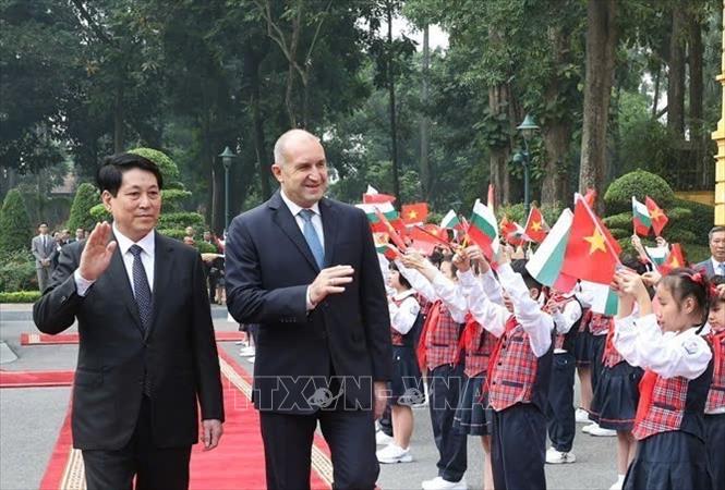 Thiếu nhi Hà Nội chào mừng Tổng thống Bulgaria Rumen Radev thăm chính thức Việt Nam. Ảnh: Lâm Khánh/TTXVN