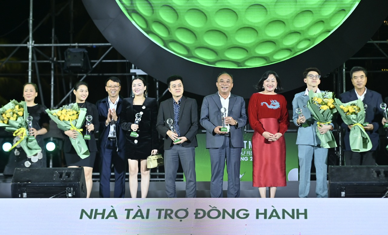 The organizing committee presenting plaques of appreciation to accompanying units

