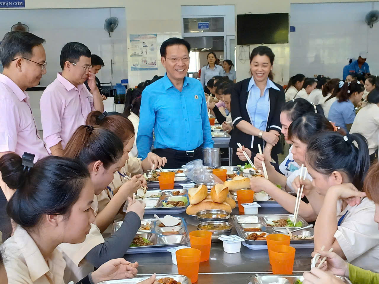 Ông Phan Thanh Liêm - Chủ tịch Liên đoàn Lao động tỉnh thăm, nắm bắt tình hình bữa ăn ca của công nhân Xí nghiệp May Khatoco.