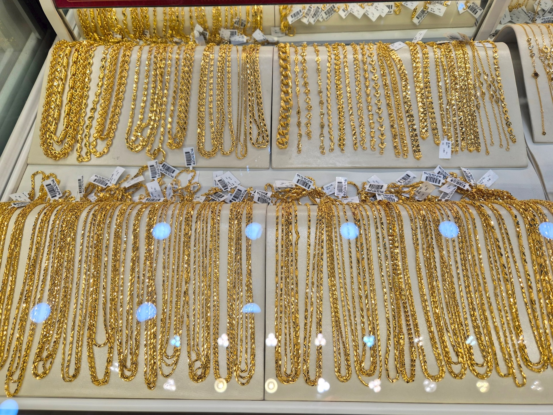 Giá vàng giảm, USD tăng