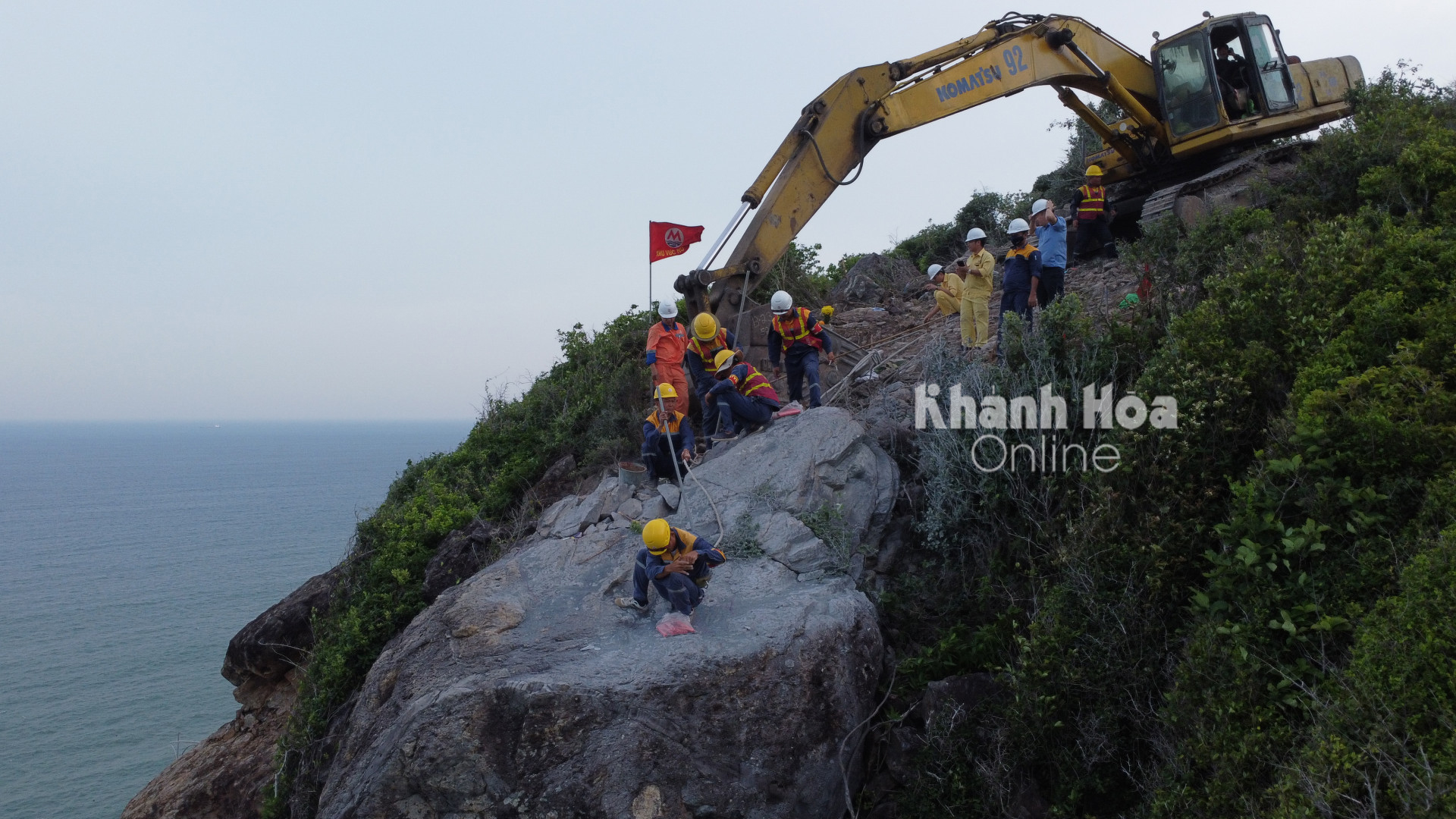 Kỹ sư tiến hành khoan đá.
