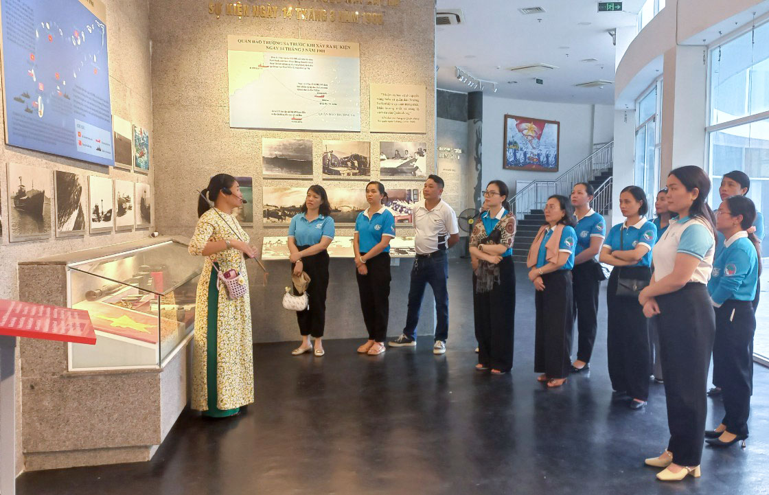 Hội Liên hiệp Phụ nữ các tỉnh Cụm thi đua Duyên hải miền Trung và Tây Nguyên: Dâng hương, dâng hoa tại Khu tưởng niệm chiến sĩ Gạc Ma