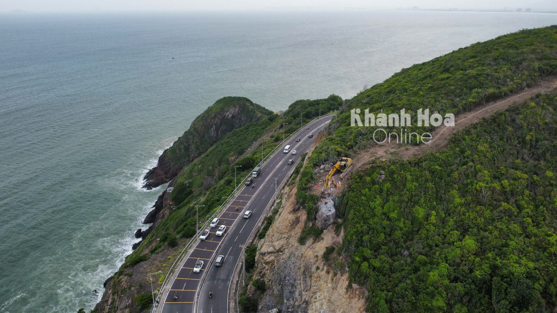 Trong khi khoan đá, các phương tiện vẫn lưu thông trên đèo Cù Hin.
