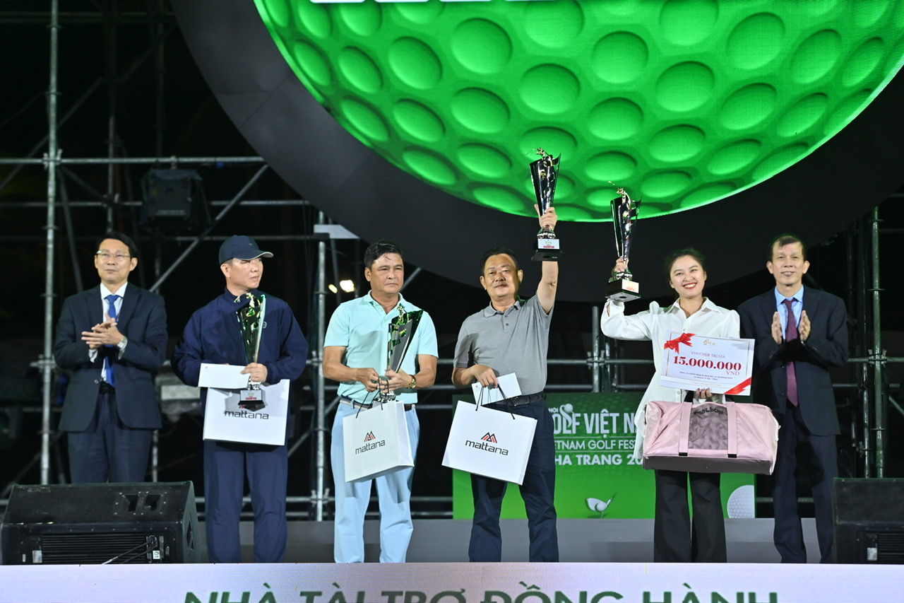 Dinh Van Thieu and leaders of Saigon Giai Phong Newspaper presenting awards to golfers

