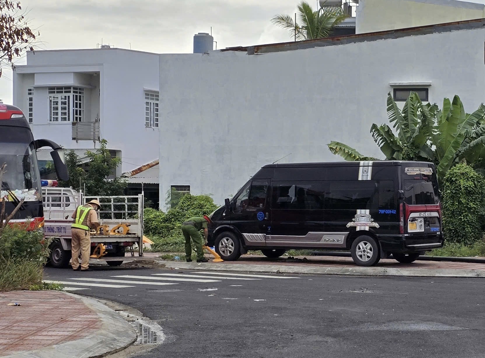 Ra quân xử lý ô tô đậu tràn lan trong Khu đô thị Lê Hồng Phong I và II