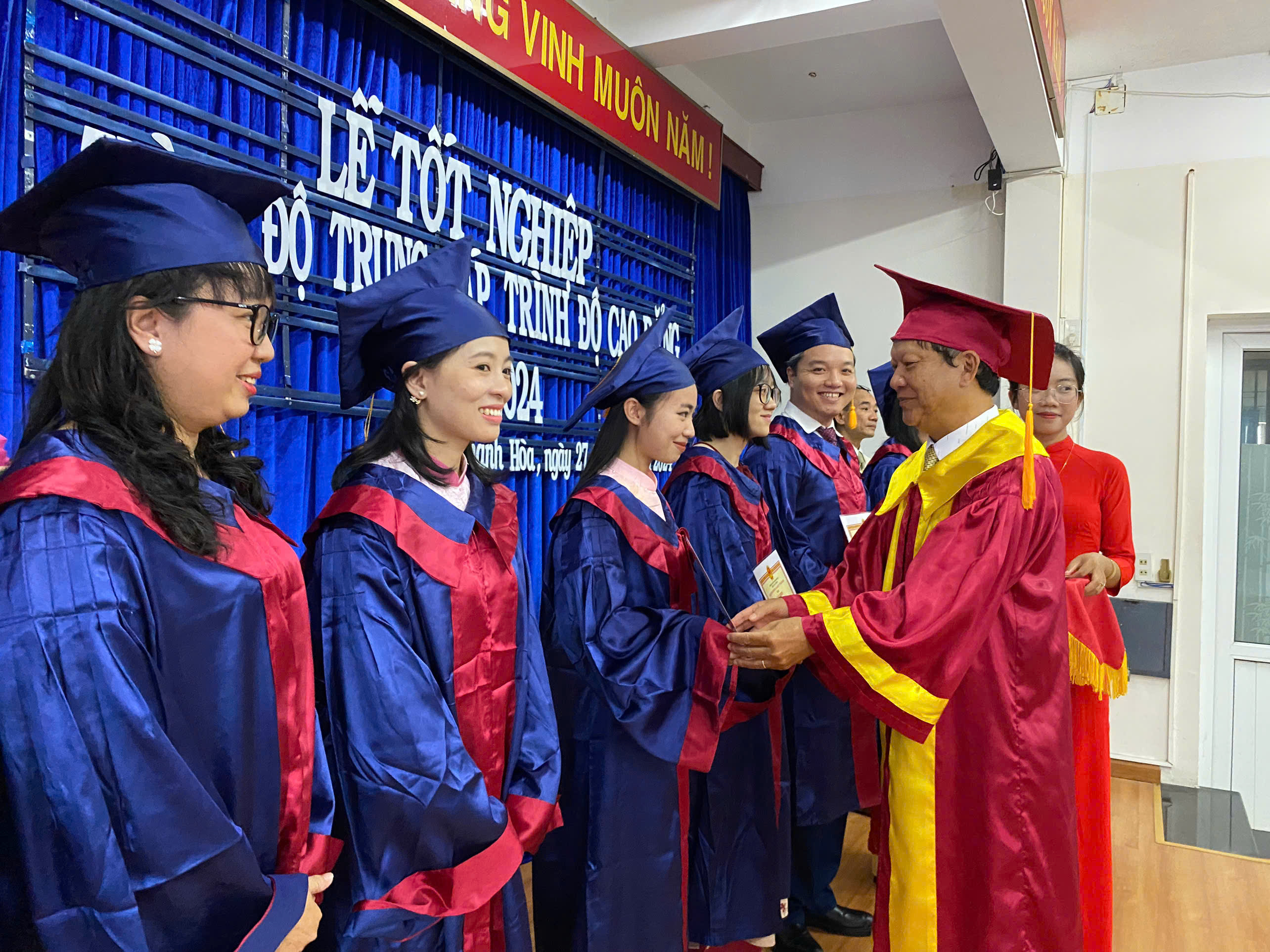 Trường Cao đẳng Y tế Khánh Hòa: Trao bằng tốt nghiệp cho sinh viên niên khóa 2021 - 2024