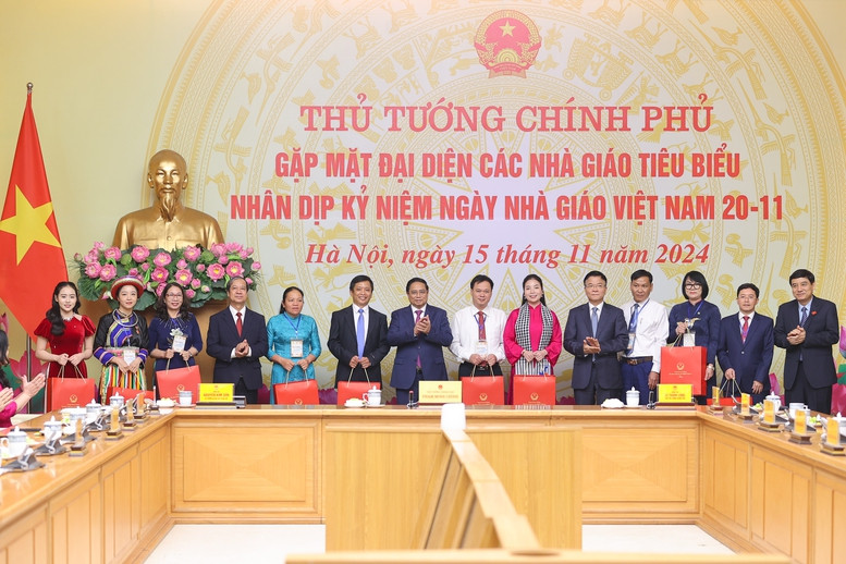 Thủ tướng Phạm Minh Chính và đại diện các nhà giáo tiêu biểu năm 2024 tại buổi gặp - Ảnh: VGP/Nhật Bắc

