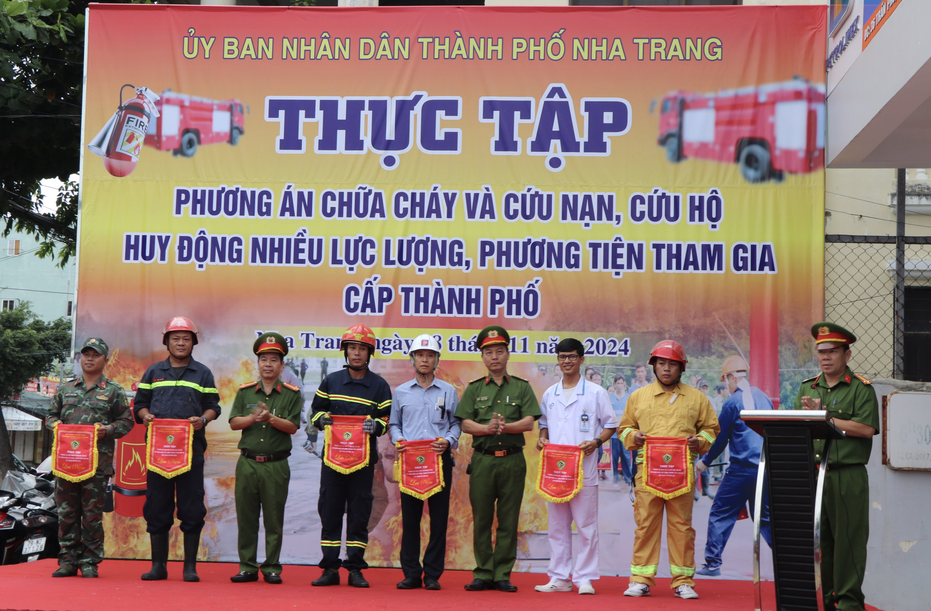 Lãnh đạo Công an tỉnh tặng cờ lưu niệm cho các lực lượng tham gia diễn tập.