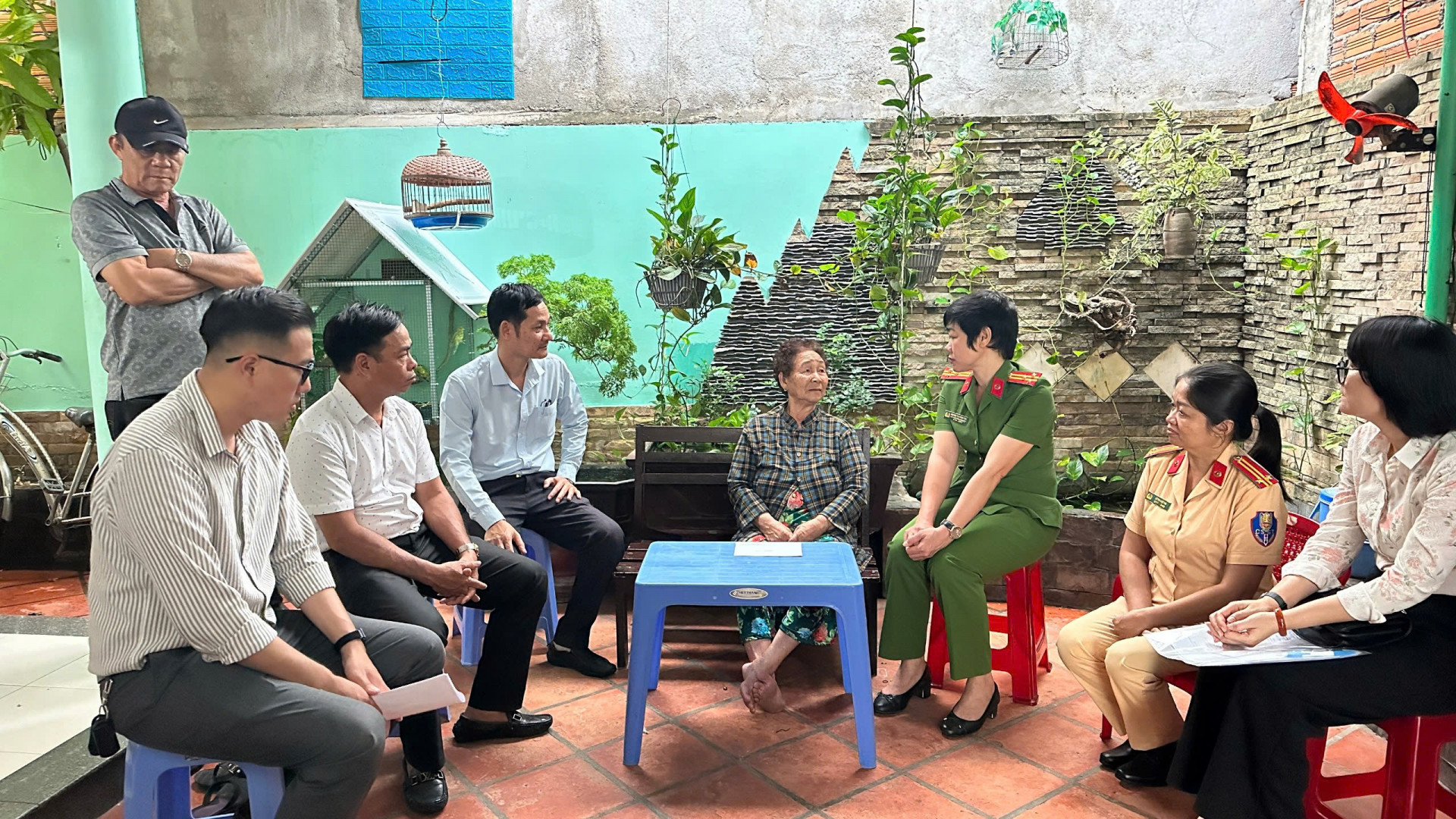 Ban An toàn giao thông TP. Nha Trang thăm hỏi, hỗ trợ gia đình nạn nhân bị tai nạn giao thông ở phường Vĩnh Hòa