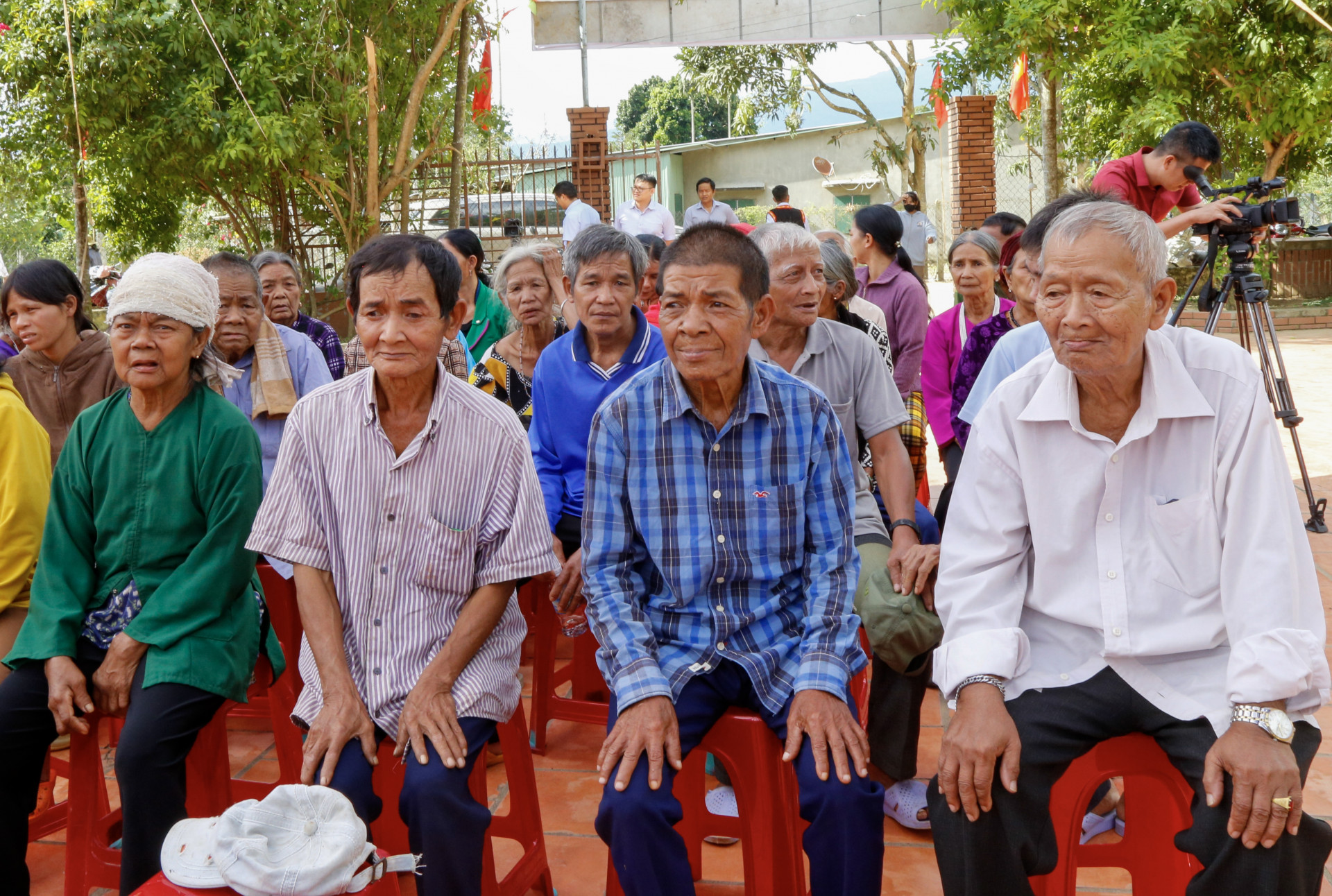 Người dân thôn Hòn Dung tham dự Ngày hội Đại đoàn kết toàn dân tộc ở khu dân cư