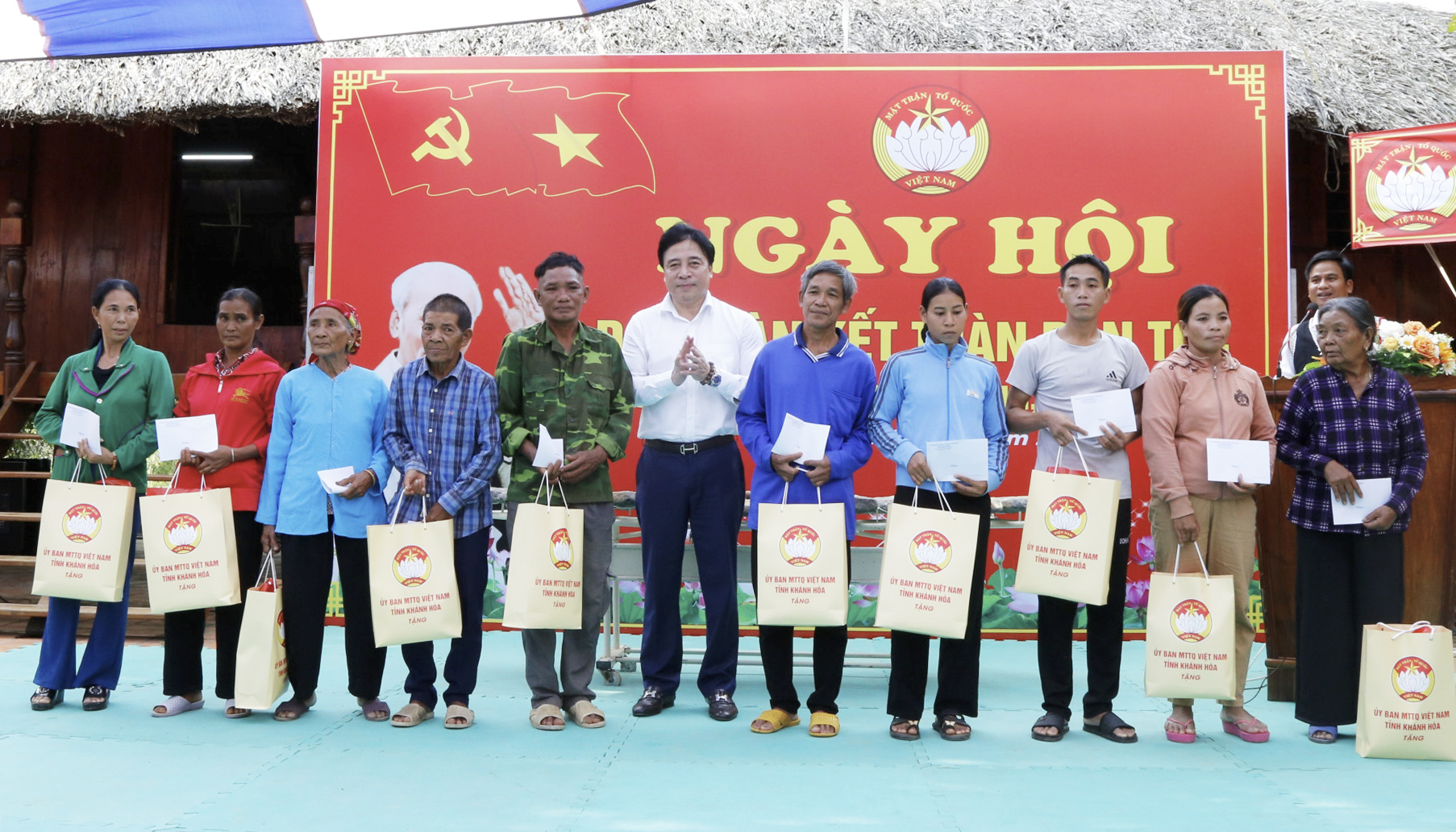 Phó Bí thư Thường trực Tỉnh ủy Nguyễn Khắc Toàn dự Ngày hội Đại đoàn kết toàn dân tộc tại Khu dân cư thôn Hòn Dung