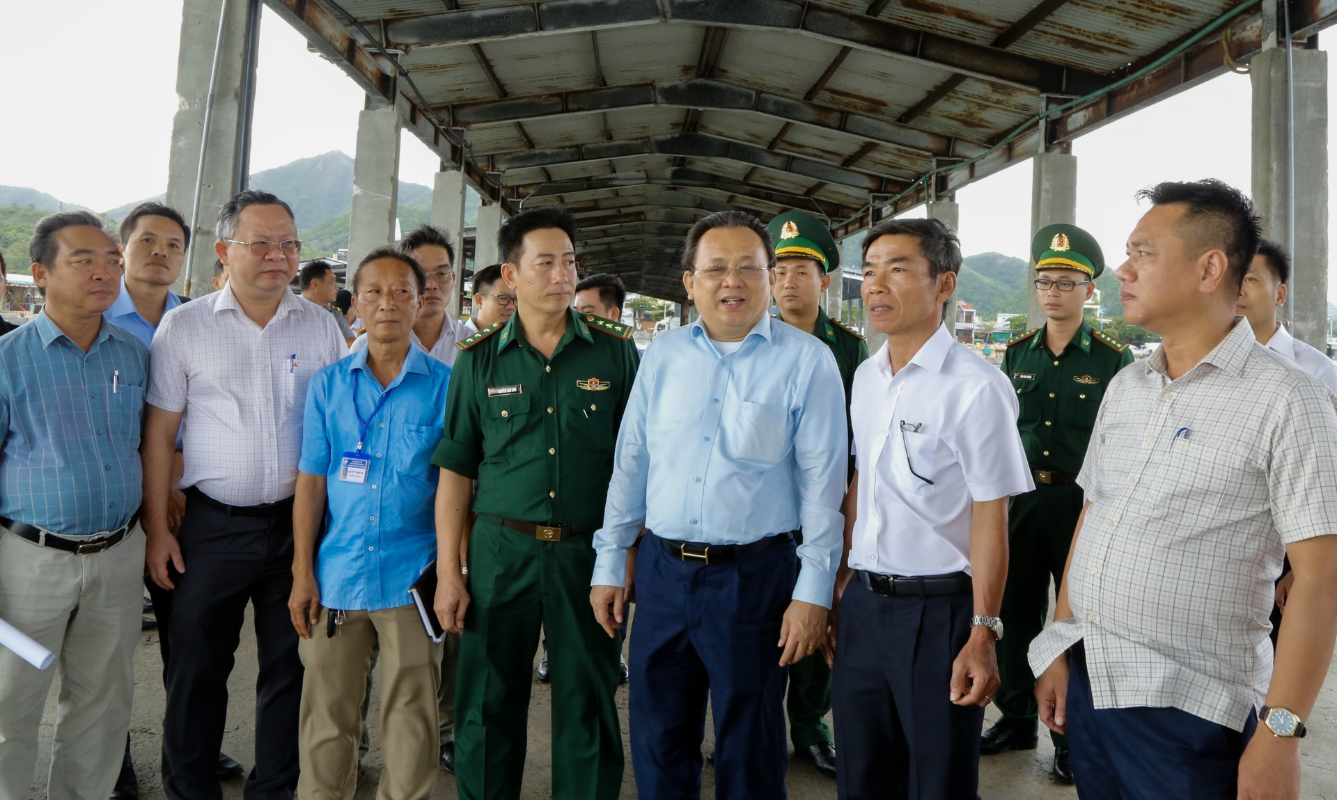 Đồng chí Lê Hữu Hoàng đi kiểm tra thực tế công tác chống khai thác IUU tại Cảng cá Vĩnh Lương