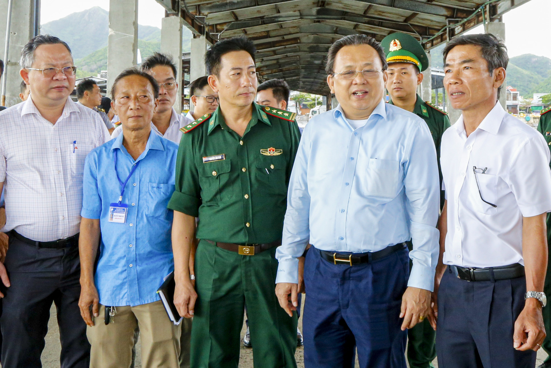 Đồng chí Lê Hữu Hoàng kiểm tra công tác chống khai thác IUU tại Cảng cá Vĩnh Lương.
