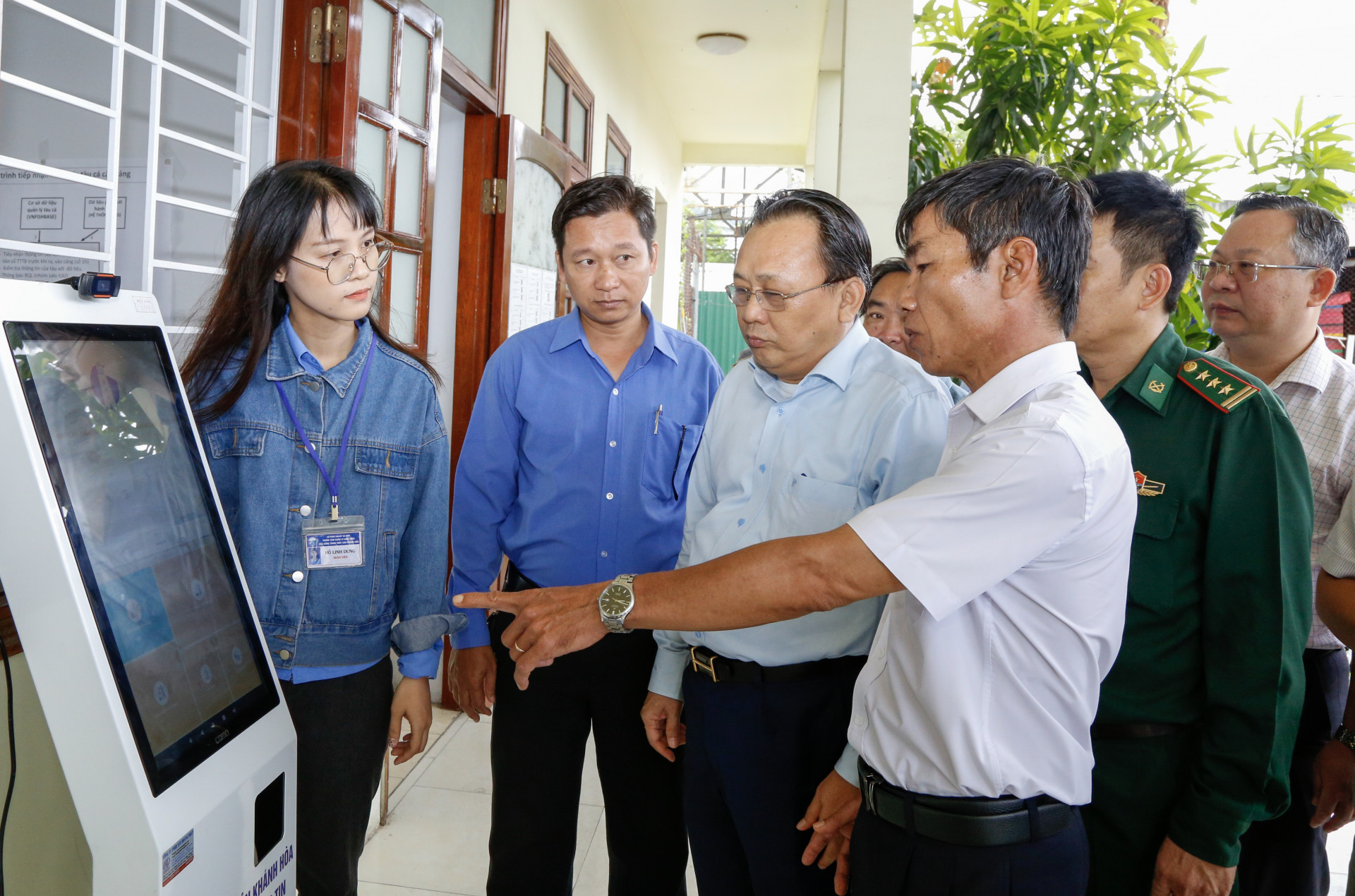 Đồng chí Lê Hữu Hoàng kiểm tra việc ứng dụng công nghệ thông tin vào chống khai thác IUU tại Cảng cá Vĩnh Lương 