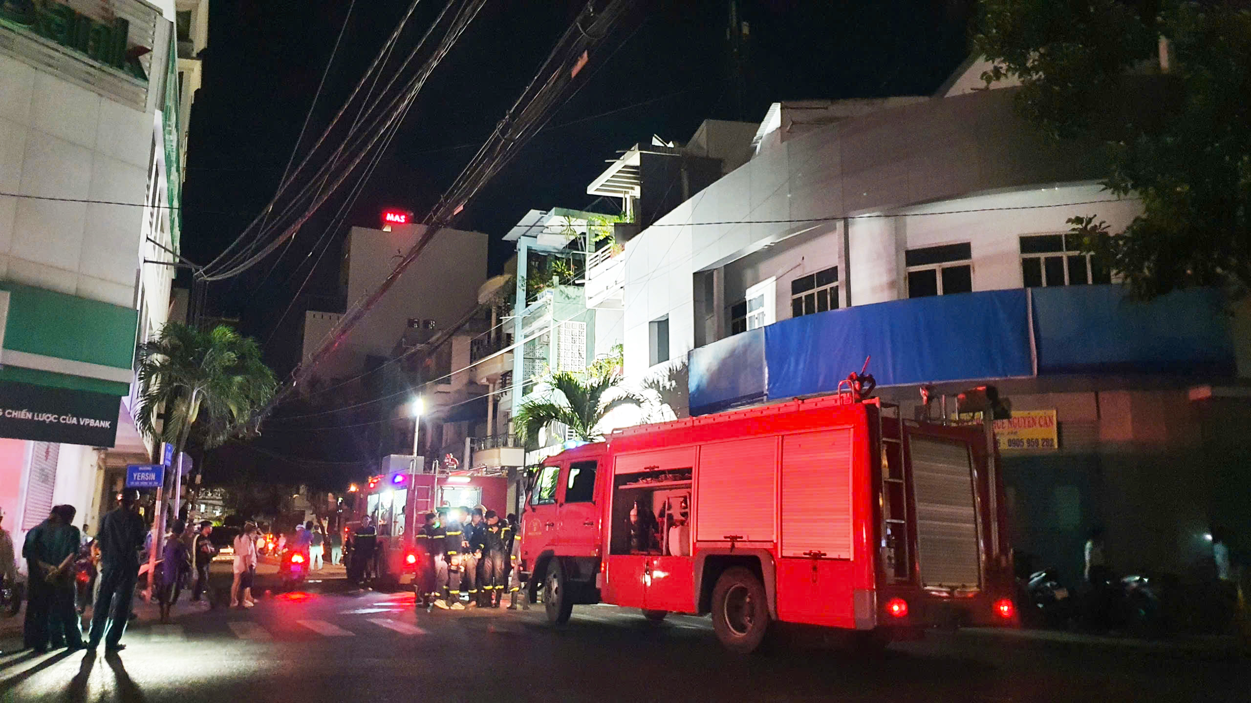 Dập tắt đám cháy xảy ra tại một căn nhà 3 tầng