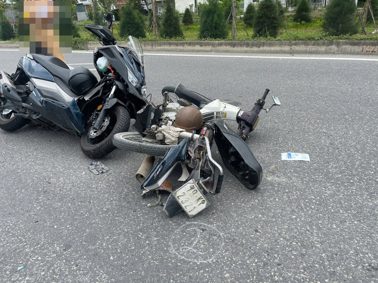 Tai nạn xe máy trên đại lộ Võ Nguyên Giáp