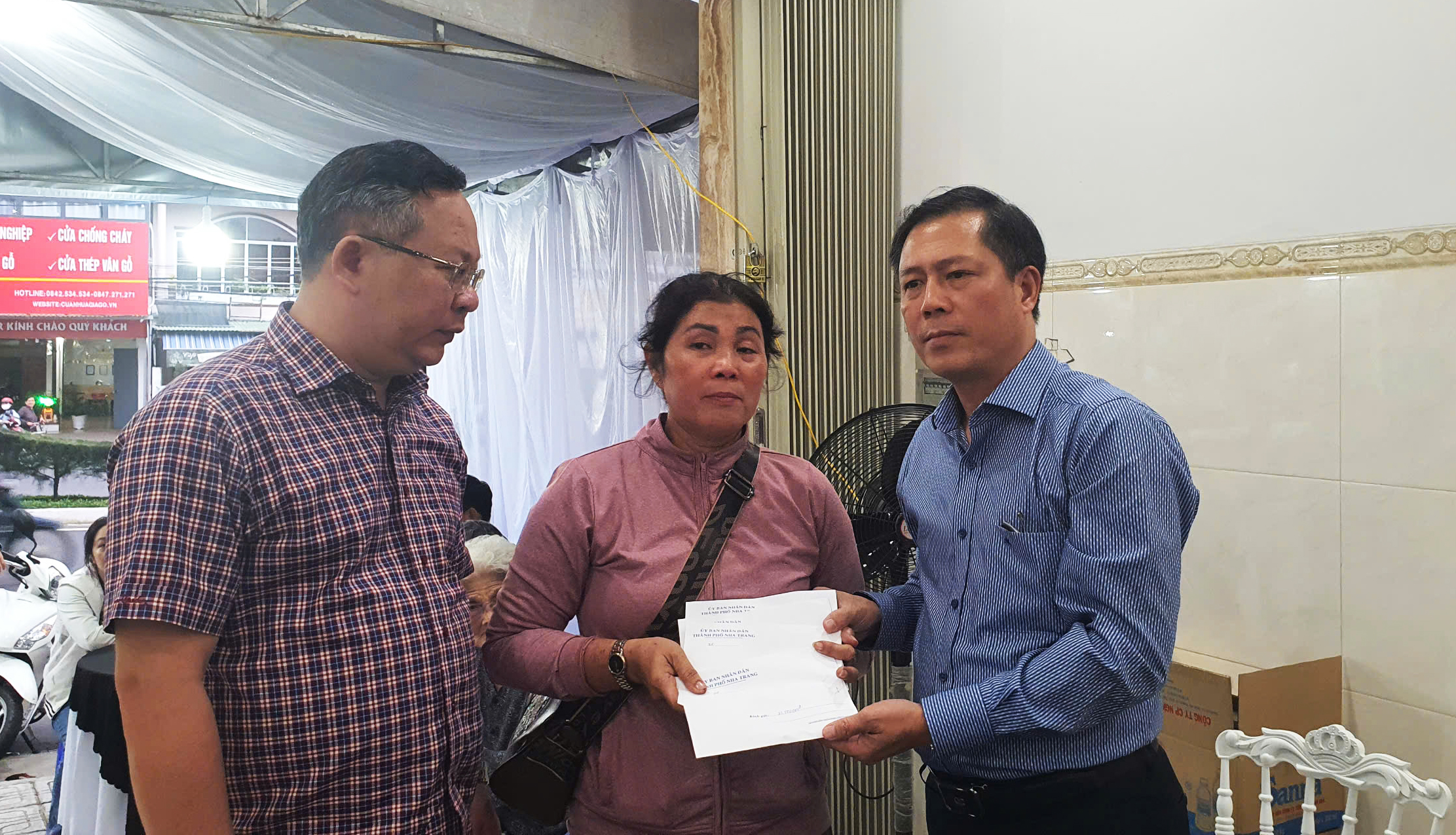 Lãnh đạo TP. Nha Trang thăm, động viên gia đình nạn nhân vụ cháy nhà