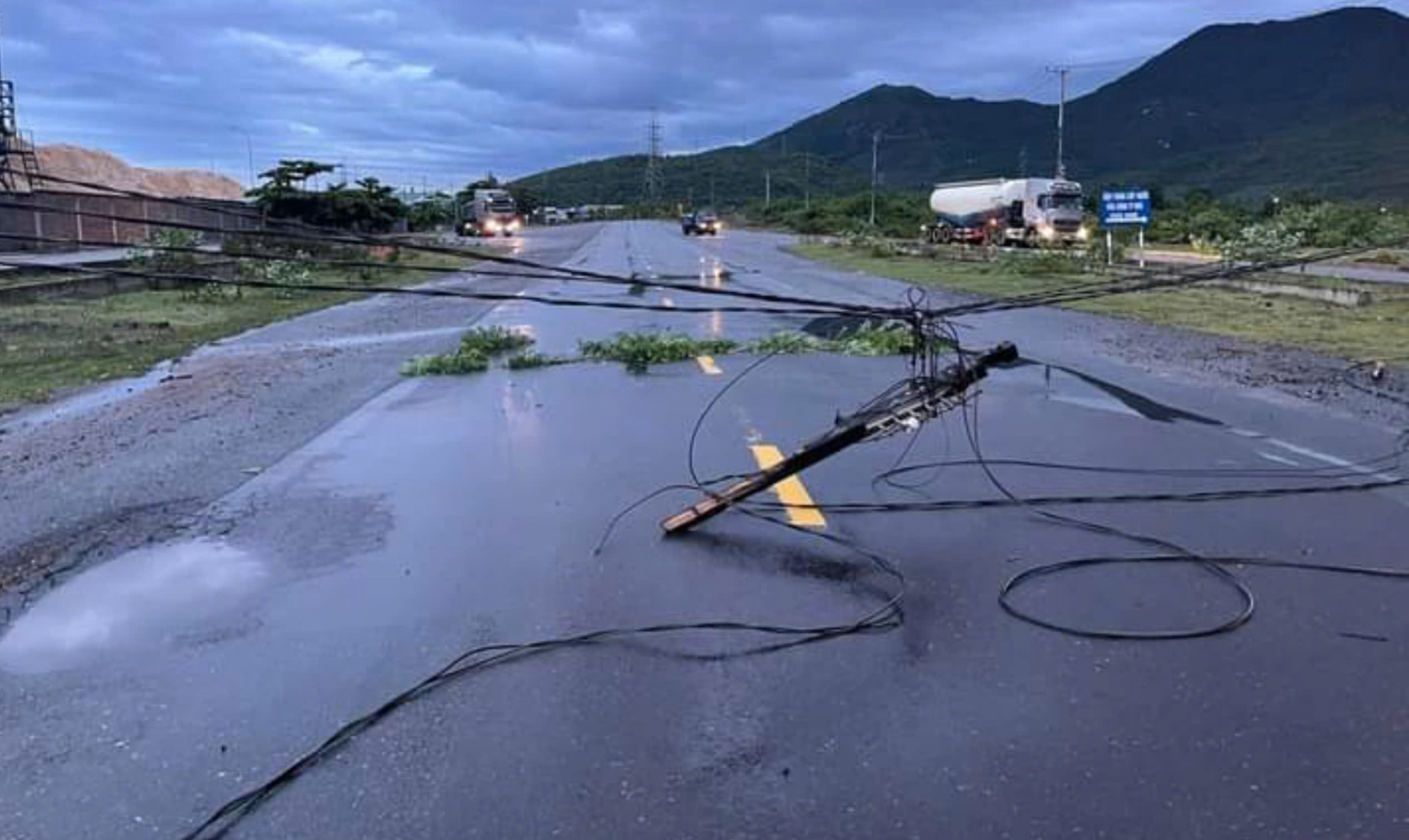 Ninh Hòa: Một nam công nhân bị dây điện rơi trúng người