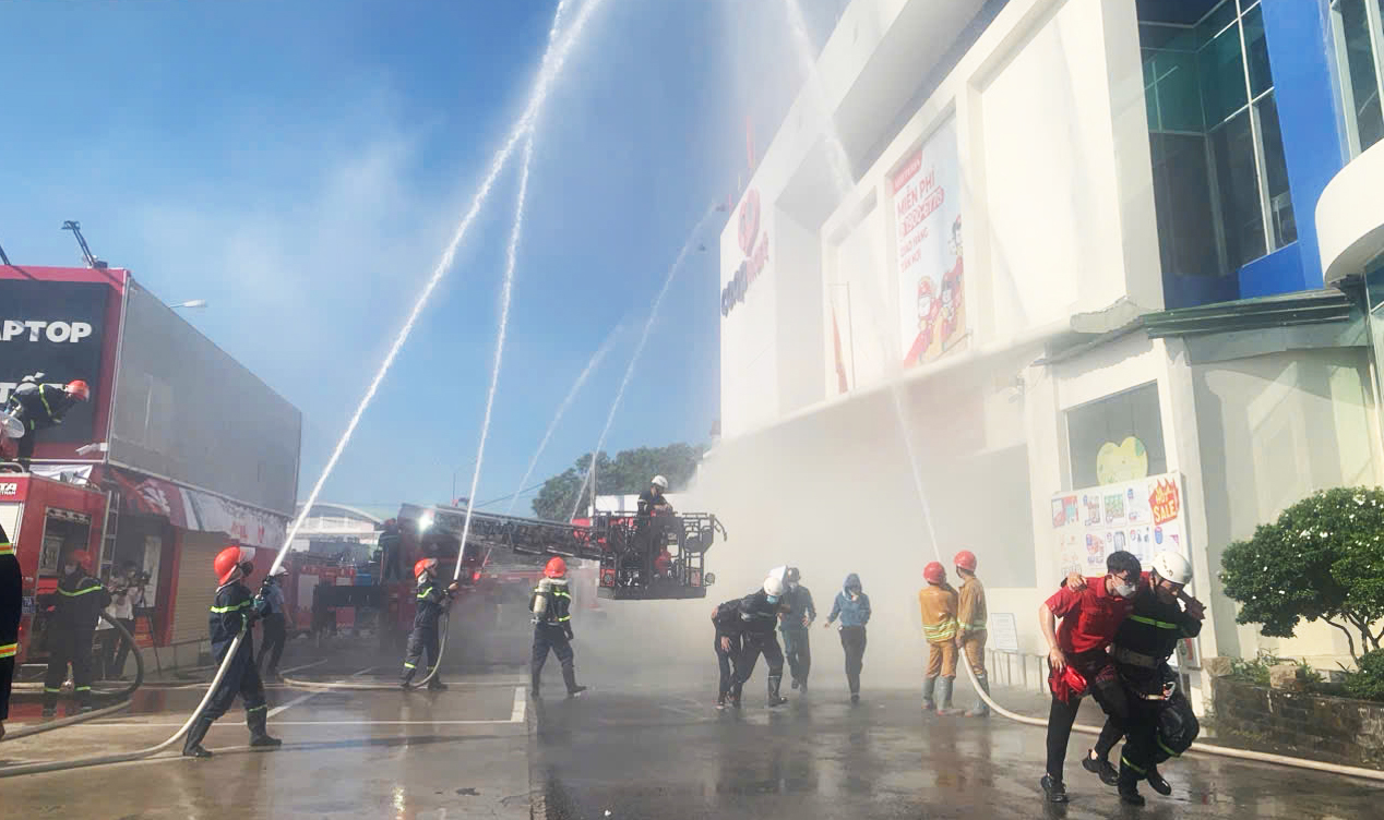 Hơn 240 người tham gia thực tập phương án chữa cháy tại siêu thị Co.opmart Cam Ranh