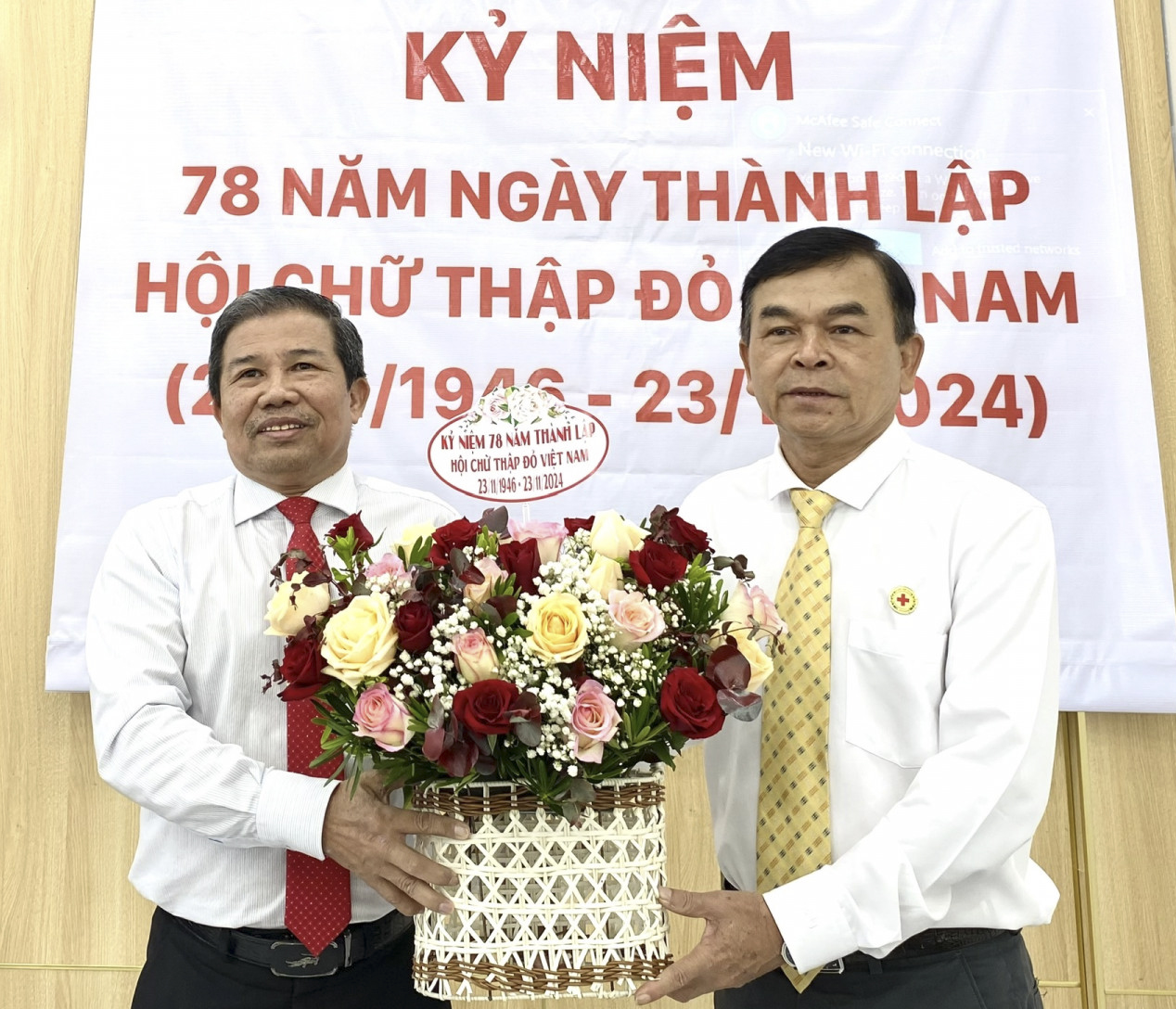 Lãnh đạo Hội Chữ thập đỏ tỉnh tặng hoa chúc mừng Hội Chữ thập đỏ TP. Nha Trang.