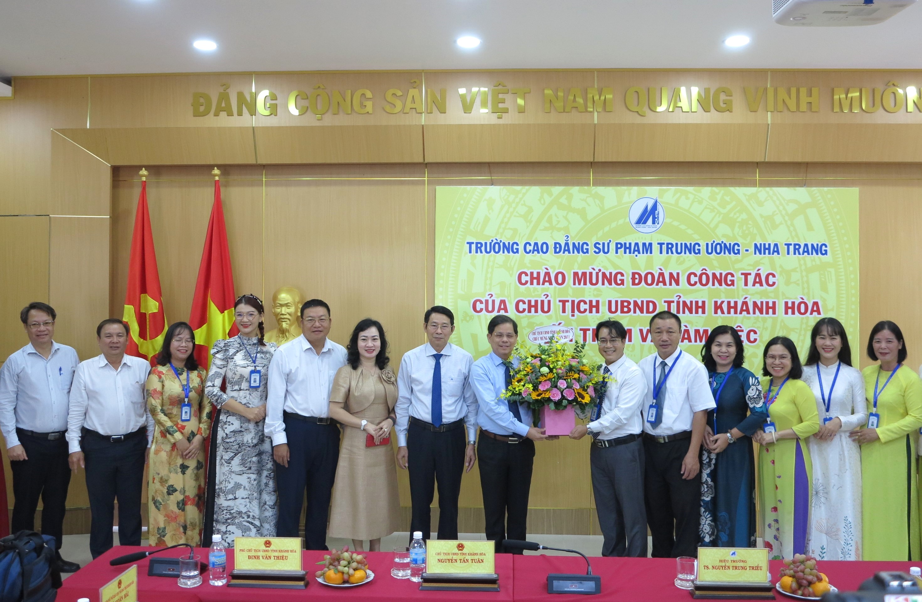 Lãnh đạo tỉnh thăm, chúc mừng Trường Cao đẳng Sư phạm Trung ương - Nha Trang