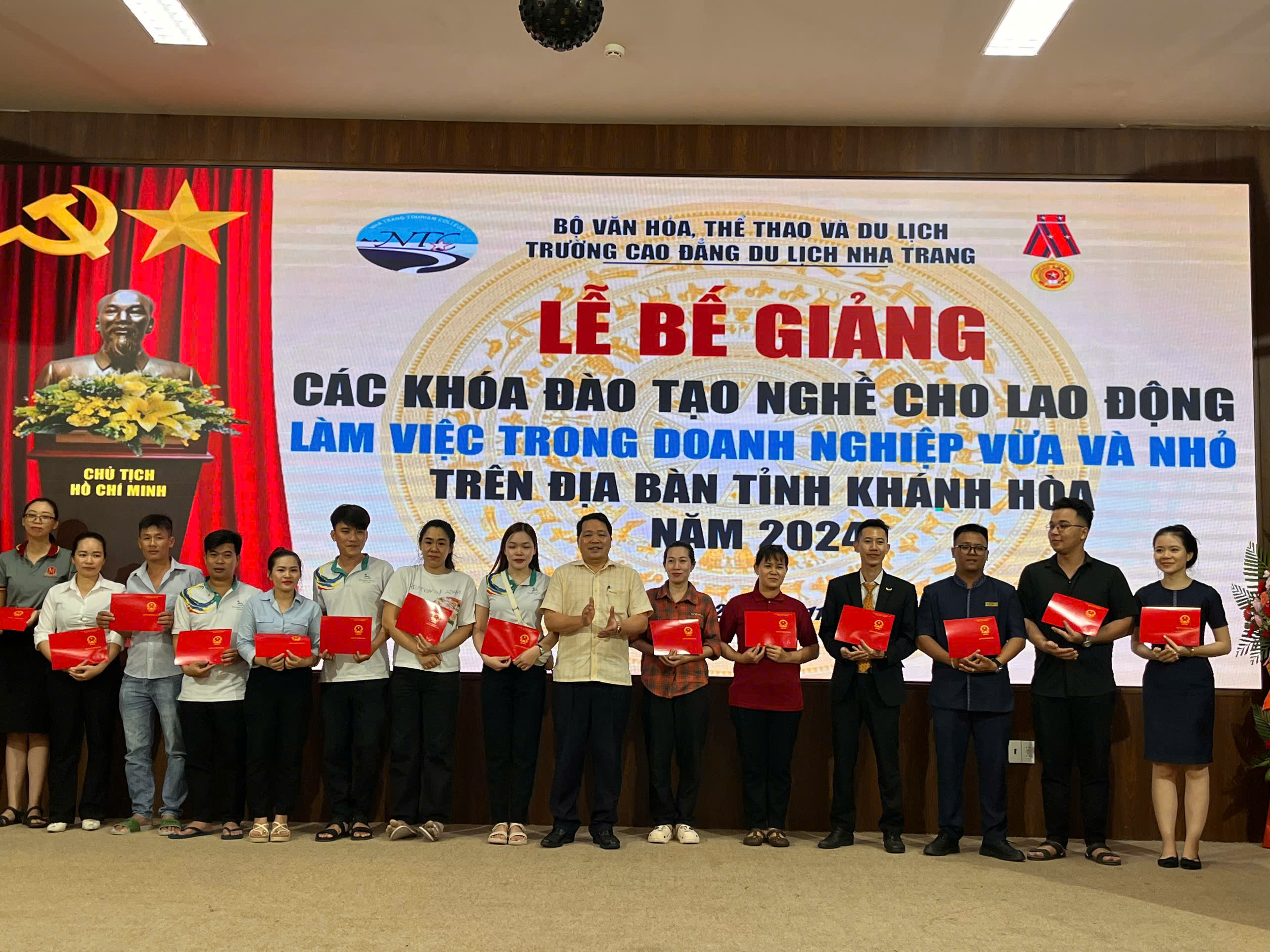 Trường Cao đẳng Du lịch Nha Trang: Bế giảng các khóa đào tạo nghề