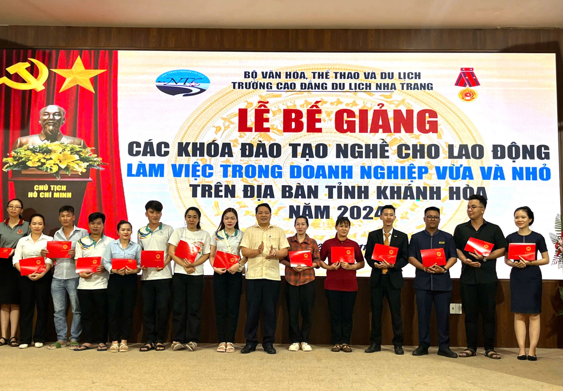 Lãnh đạo nhà trường trao chứng chỉ cho các học viên. 