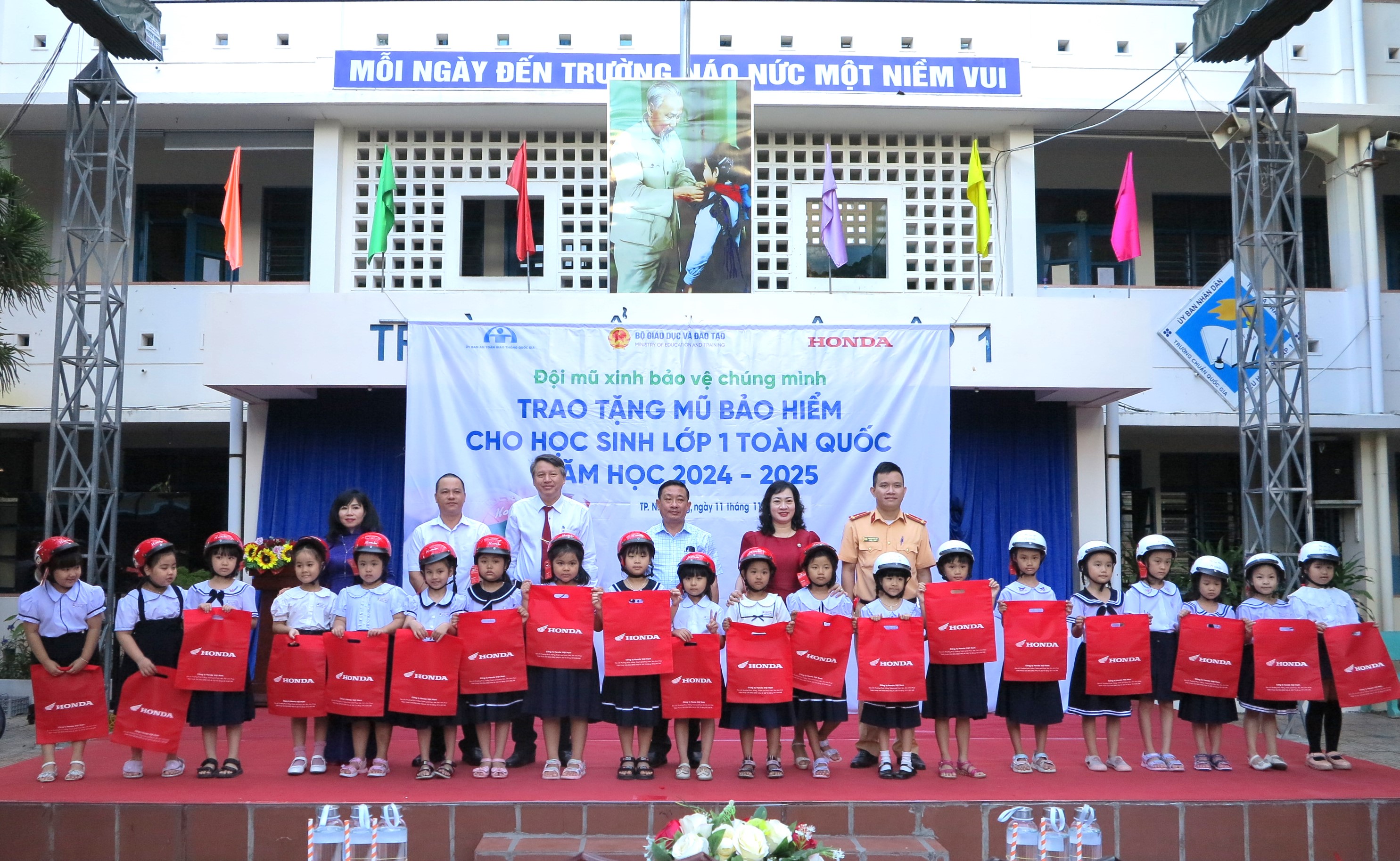 Trao tặng mũ bảo hiểm đạt chuẩn cho học sinh lớp 1