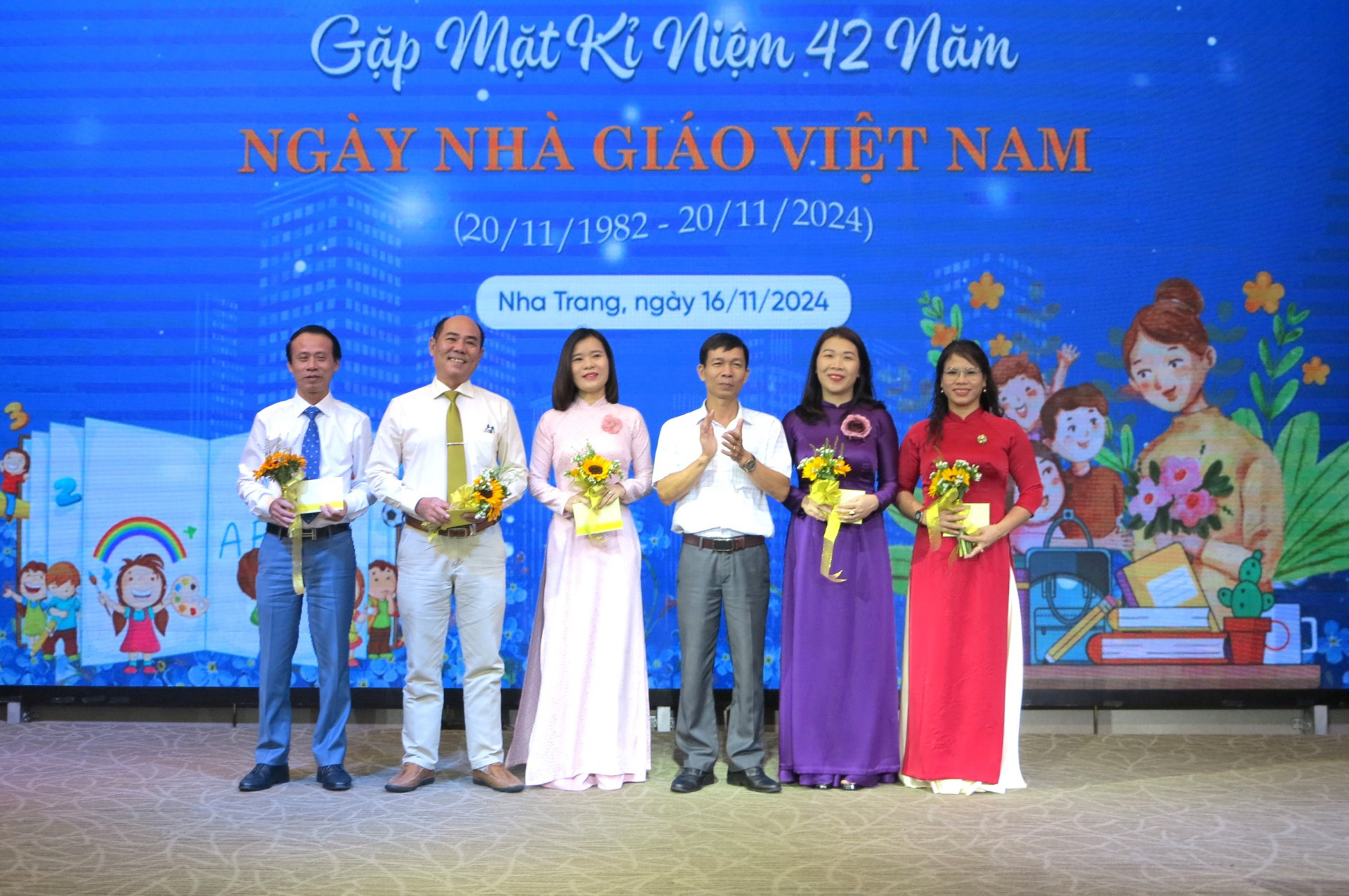 Ông Nguyễn Văn Minh - Phó Chủ tịch UBND TP. Nha Trang tặng hoa chúc mừng 