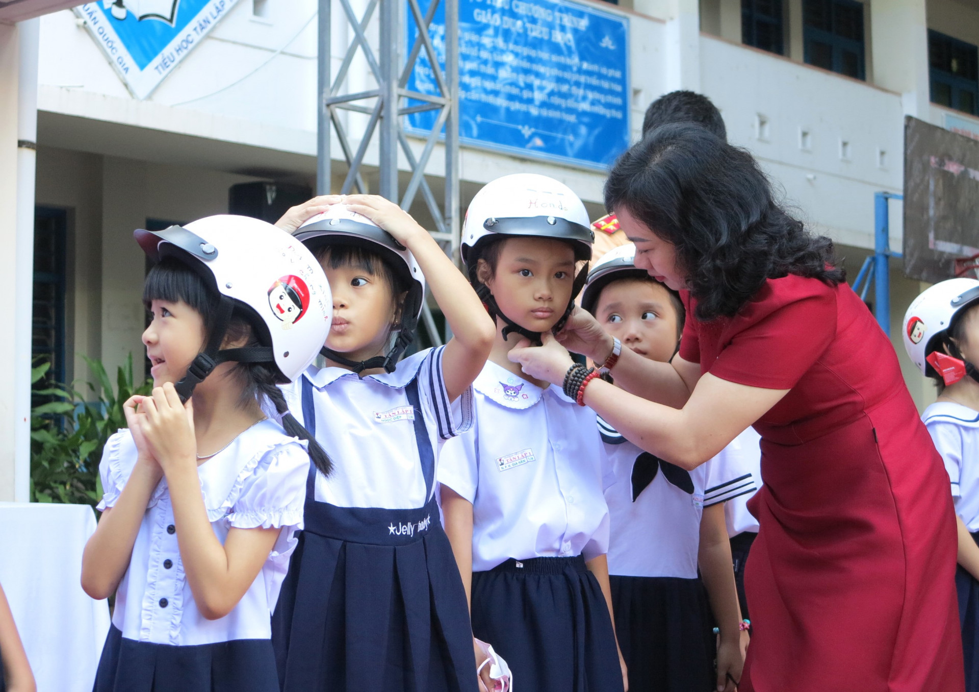 Chương trình tuyên truyền đội mũ bảo hiểm an toàn cho học sinh Trường Tiểu học Tân Lập 1 (TP. Nha Trang). Ảnh: K.D